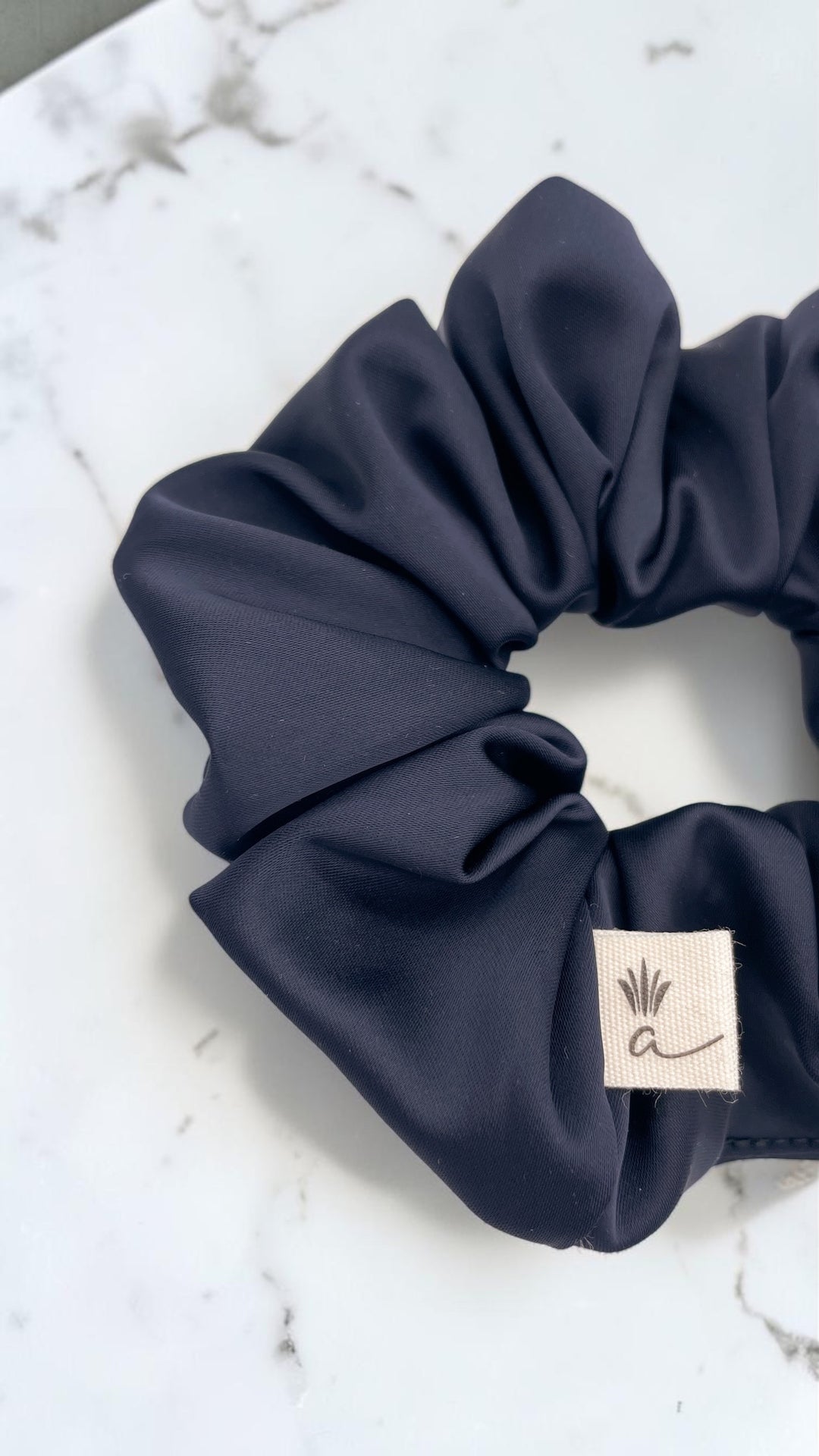 Satin scrunchie 2.0 - Navy